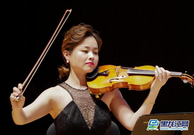 组合由来自哈尔滨交响乐团的音乐家乐团首席于俏,小提琴演奏员李天选